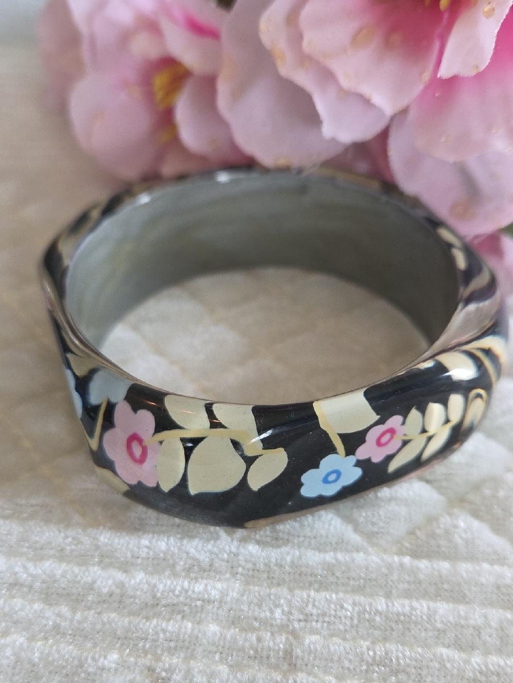 Floral Black Resin Bangle Bracelet - Women's Fashion Jewelry